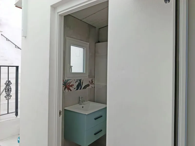 Located just a few minutes' walk from the centre of Alhaurín el Grande, this beautifully renovated apartment perfectly blends traditional charm with a modern, minimalist style.