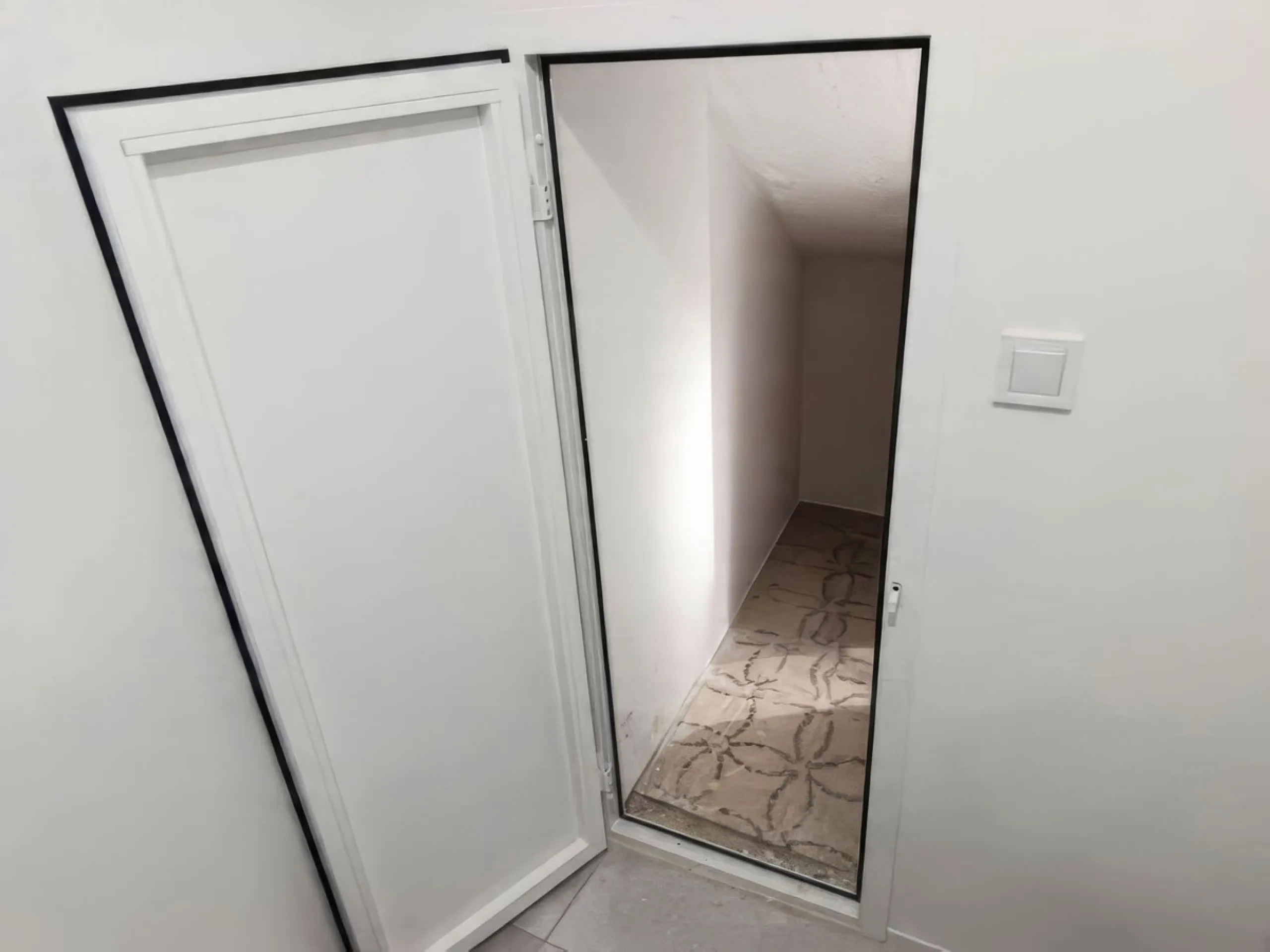Located just a few minutes' walk from the centre of Alhaurín el Grande, this beautifully renovated apartment perfectly blends traditional charm with a modern, minimalist style.