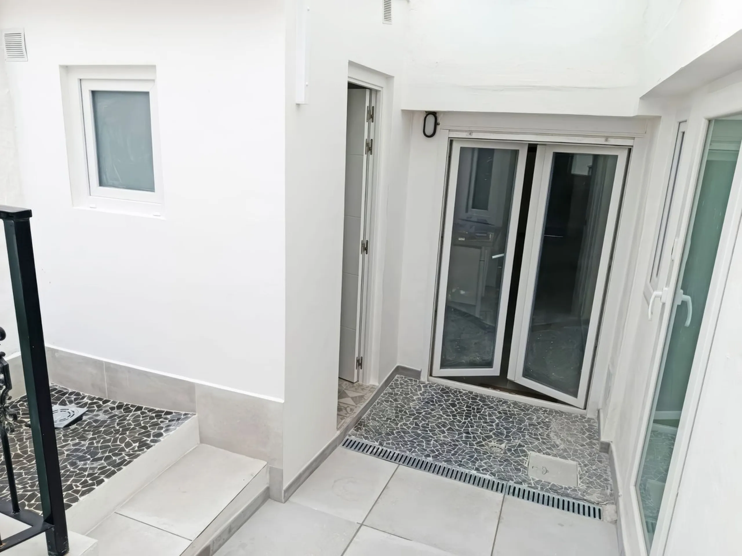 Located just a few minutes' walk from the centre of Alhaurín el Grande, this beautifully renovated apartment perfectly blends traditional charm with a modern, minimalist style.