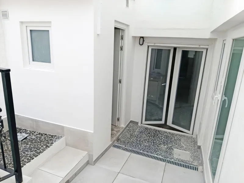Located just a few minutes' walk from the centre of Alhaurín el Grande, this beautifully renovated apartment perfectly blends traditional charm with a modern, minimalist style.