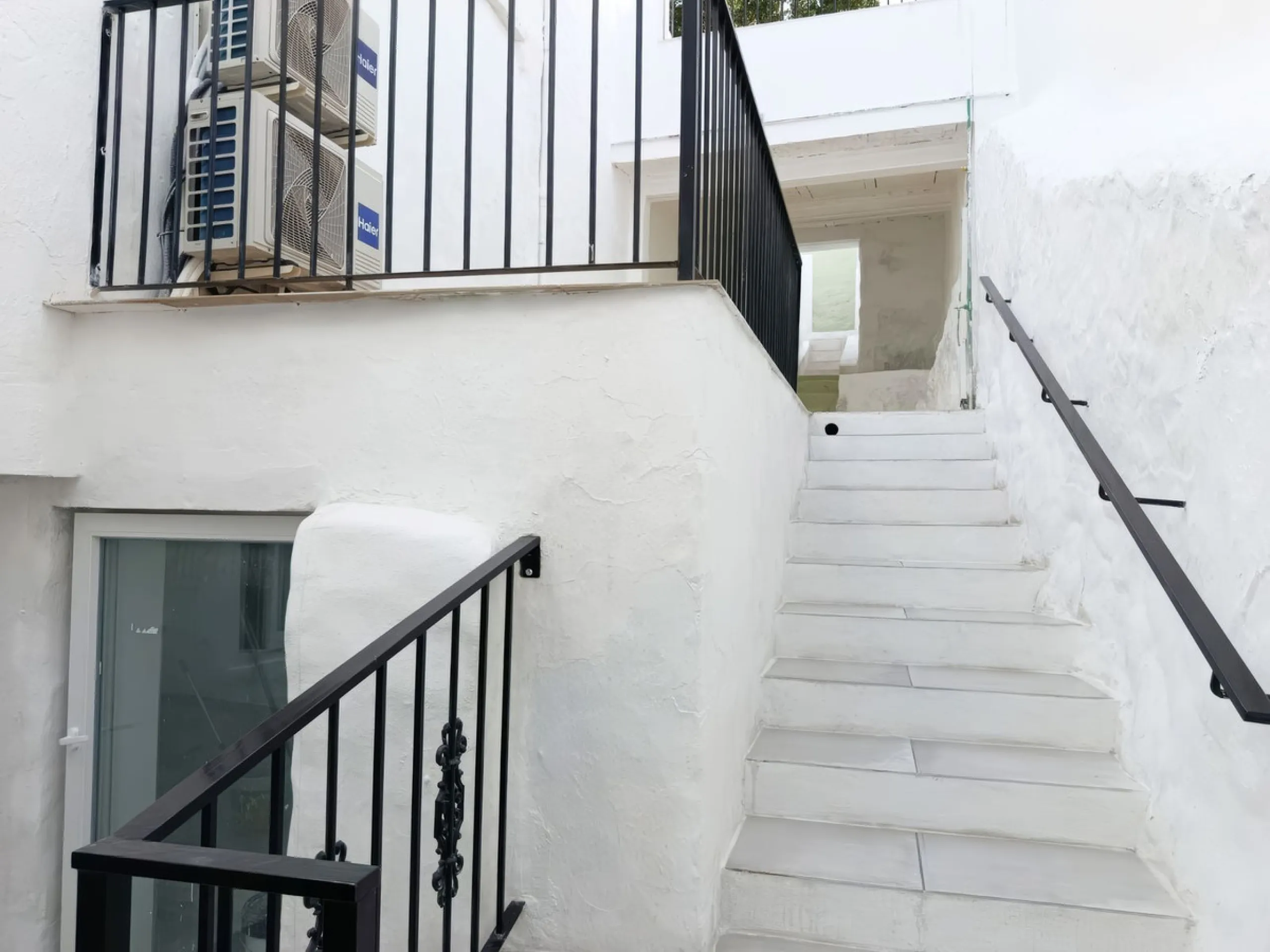 Located just a few minutes' walk from the centre of Alhaurín el Grande, this beautifully renovated apartment perfectly blends traditional charm with a modern, minimalist style.