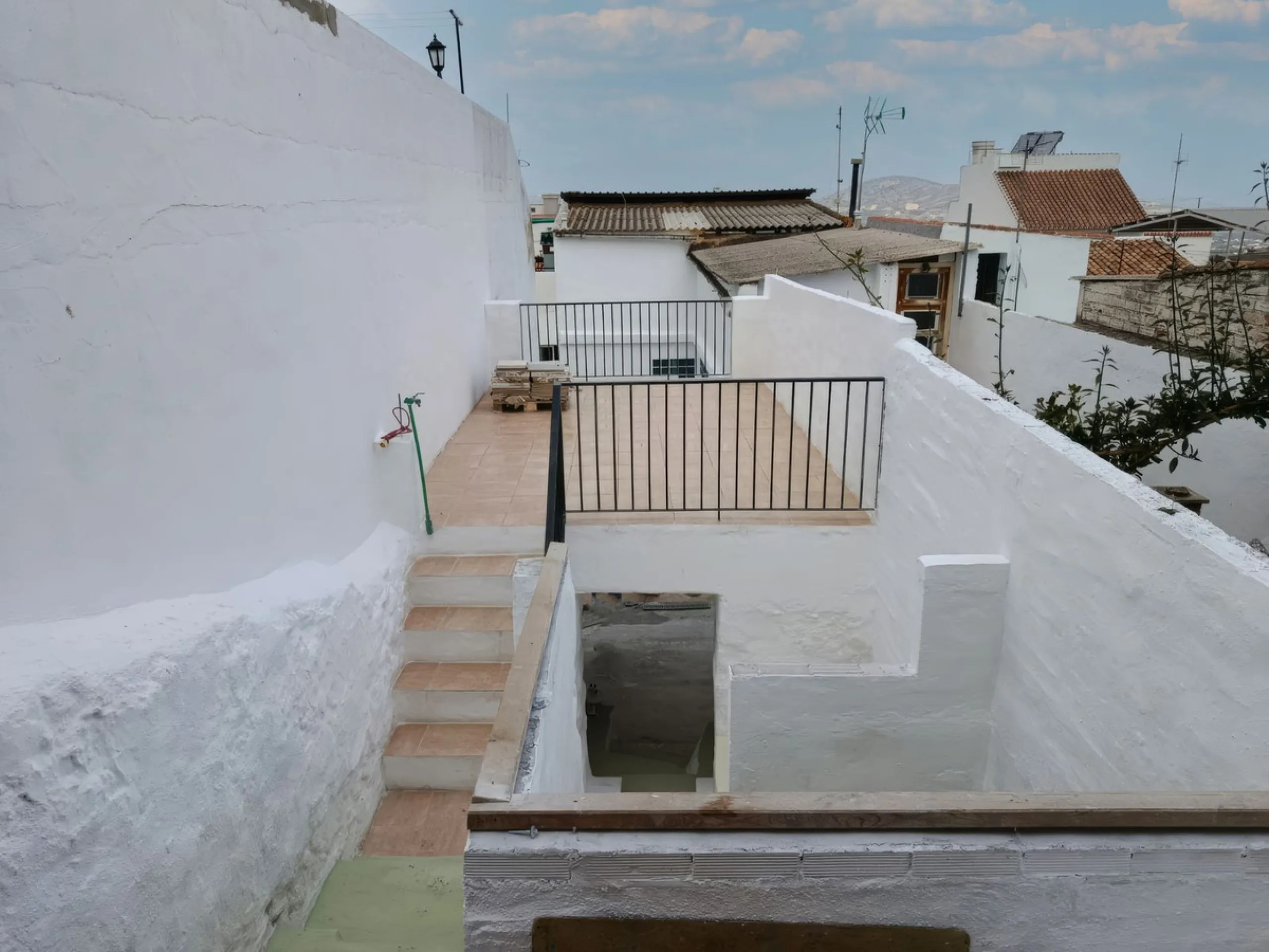 Located just a few minutes' walk from the centre of Alhaurín el Grande, this beautifully renovated apartment perfectly blends traditional charm with a modern, minimalist style.
