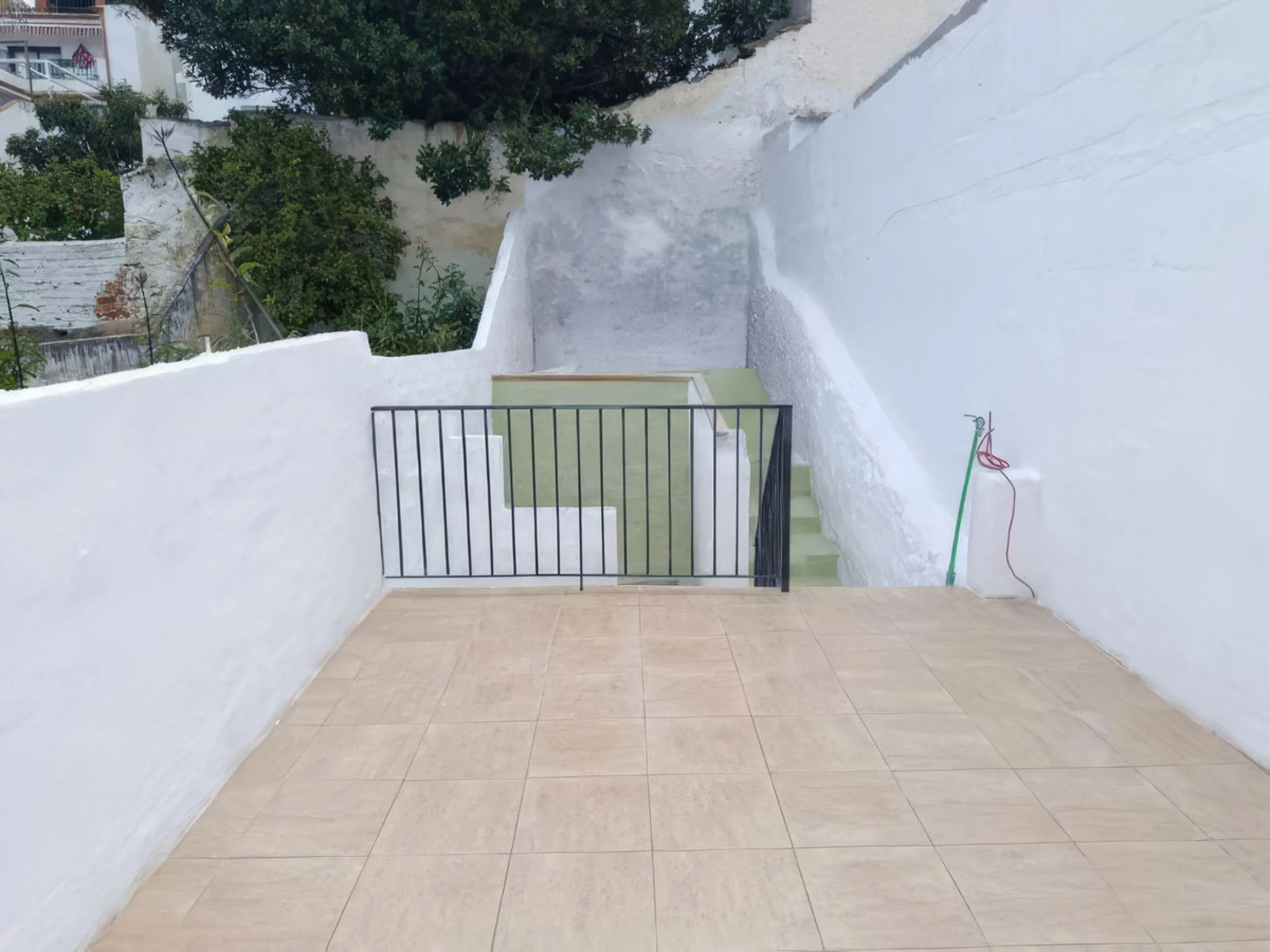 Located just a few minutes' walk from the centre of Alhaurín el Grande, this beautifully renovated apartment perfectly blends traditional charm with a modern, minimalist style.