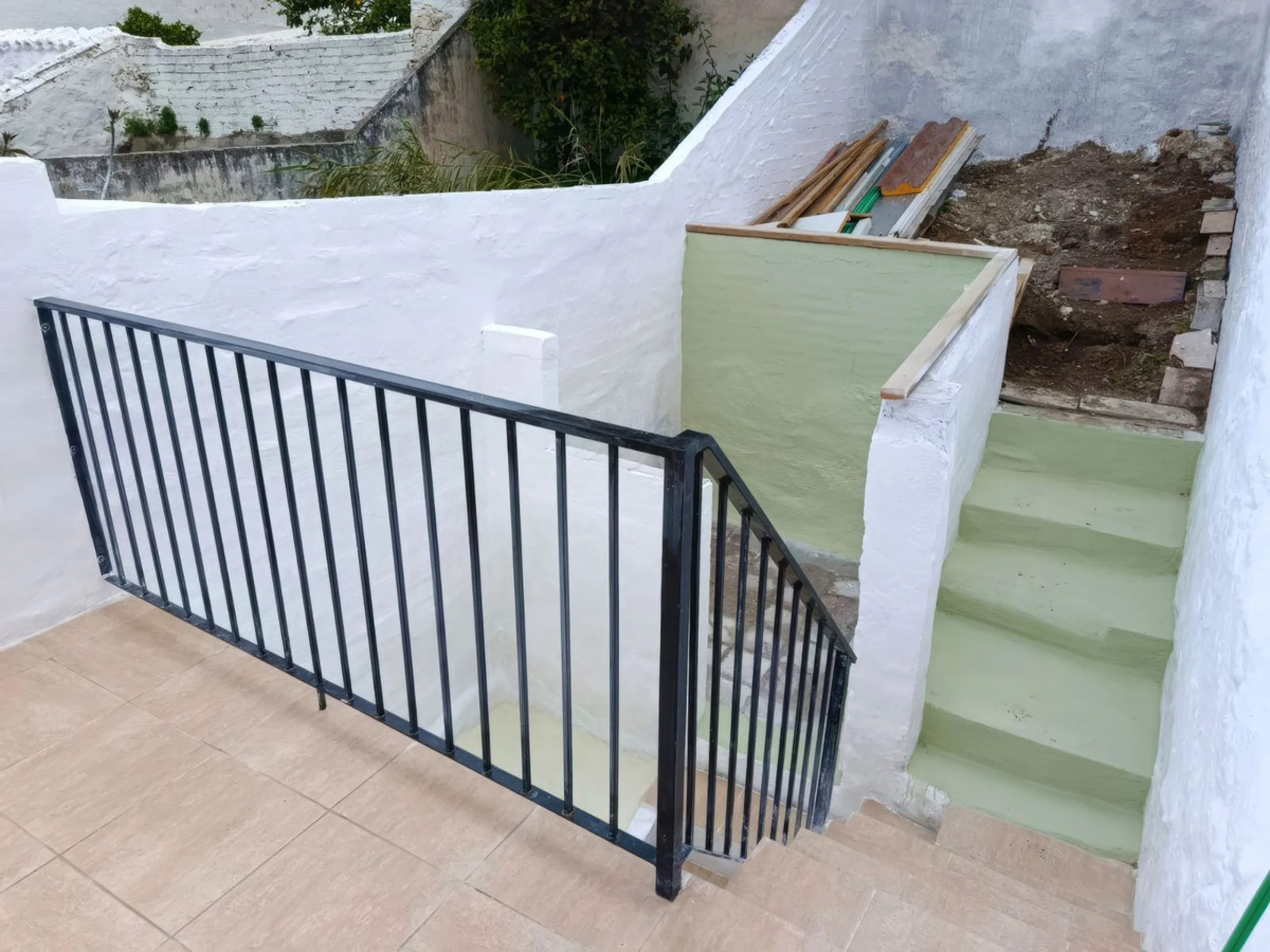 Located just a few minutes' walk from the centre of Alhaurín el Grande, this beautifully renovated apartment perfectly blends traditional charm with a modern, minimalist style.