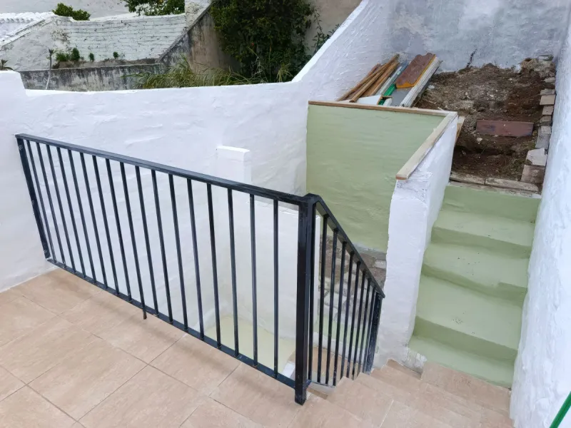 Located just a few minutes' walk from the centre of Alhaurín el Grande, this beautifully renovated apartment perfectly blends traditional charm with a modern, minimalist style.