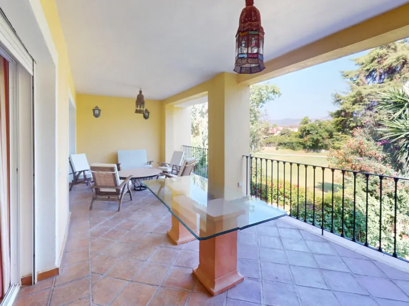 Apartment - Middle Floor Apartment в продаже в Marbella, Málaga. В доме 4 спален и 4 ванных комнат. Площадь дома 240 м²
