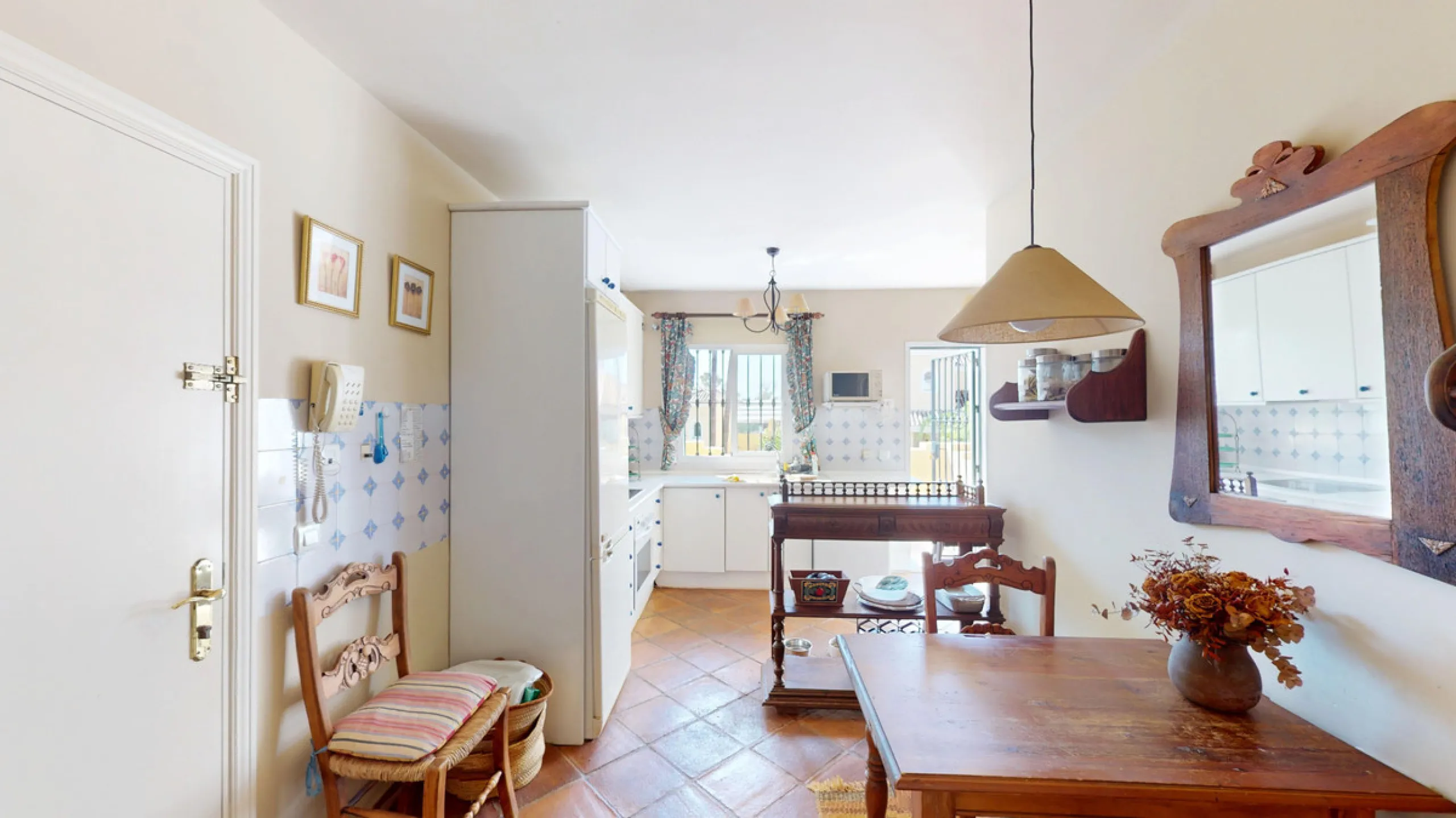 Apartment - Middle Floor Apartment в продаже в Marbella, Málaga. В доме 4 спален и 4 ванных комнат. Площадь дома 240 м²
