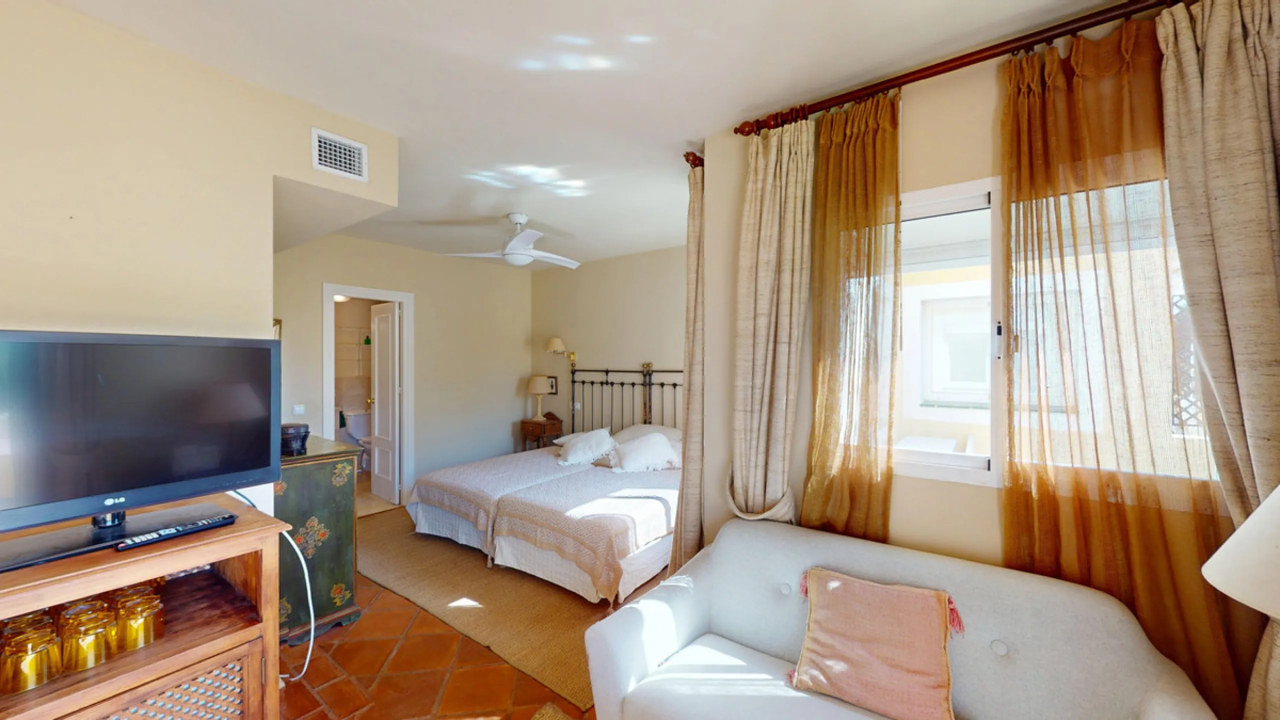 Apartment - Middle Floor Apartment в продаже в Marbella, Málaga. В доме 4 спален и 4 ванных комнат. Площадь дома 240 м²