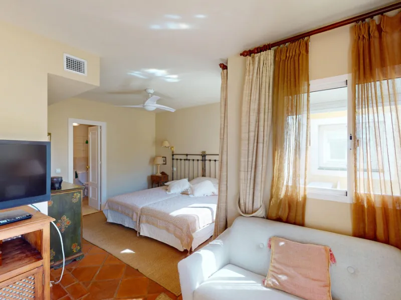 Apartment - Middle Floor Apartment в продаже в Marbella, Málaga. В доме 4 спален и 4 ванных комнат. Площадь дома 240 м²