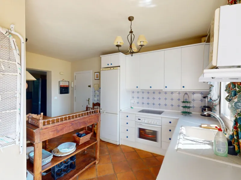 Apartment - Middle Floor Apartment в продаже в Marbella, Málaga. В доме 4 спален и 4 ванных комнат. Площадь дома 240 м²