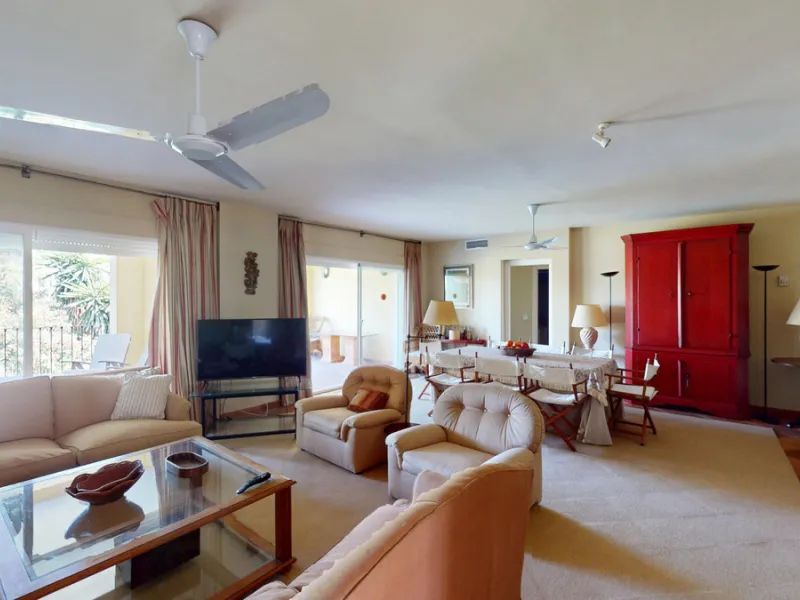 Apartment - Middle Floor Apartment в продаже в Marbella, Málaga. В доме 4 спален и 4 ванных комнат. Площадь дома 240 м²