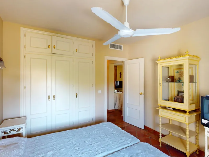 Apartment - Middle Floor Apartment в продаже в Marbella, Málaga. В доме 4 спален и 4 ванных комнат. Площадь дома 240 м²