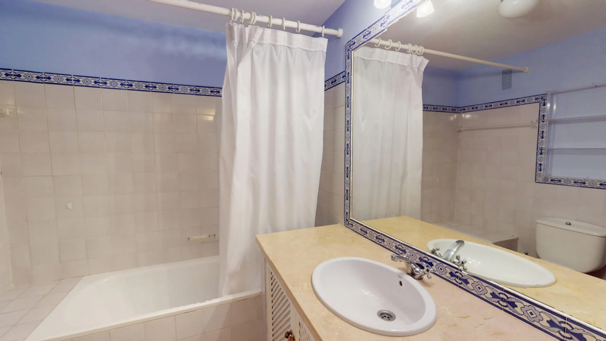 Apartment - Middle Floor Apartment в продаже в Marbella, Málaga. В доме 4 спален и 4 ванных комнат. Площадь дома 240 м²