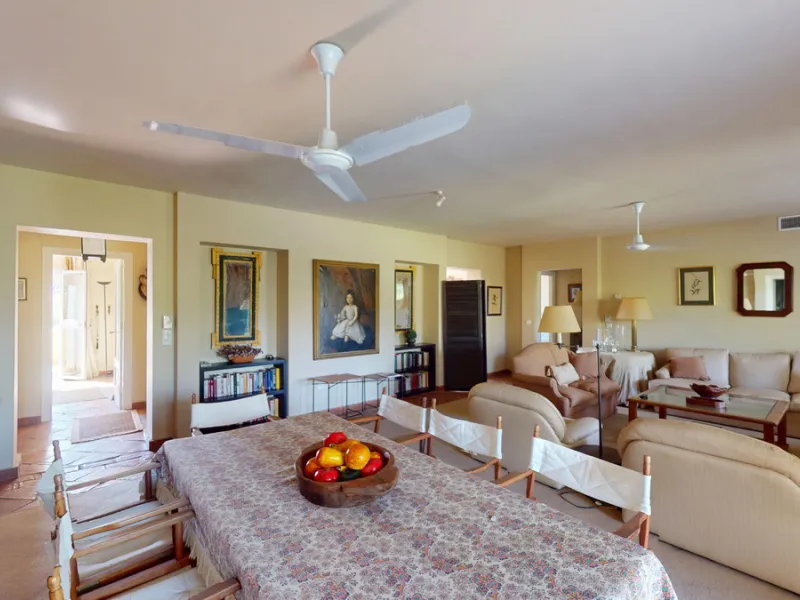 Apartment - Middle Floor Apartment в продаже в Marbella, Málaga. В доме 4 спален и 4 ванных комнат. Площадь дома 240 м²