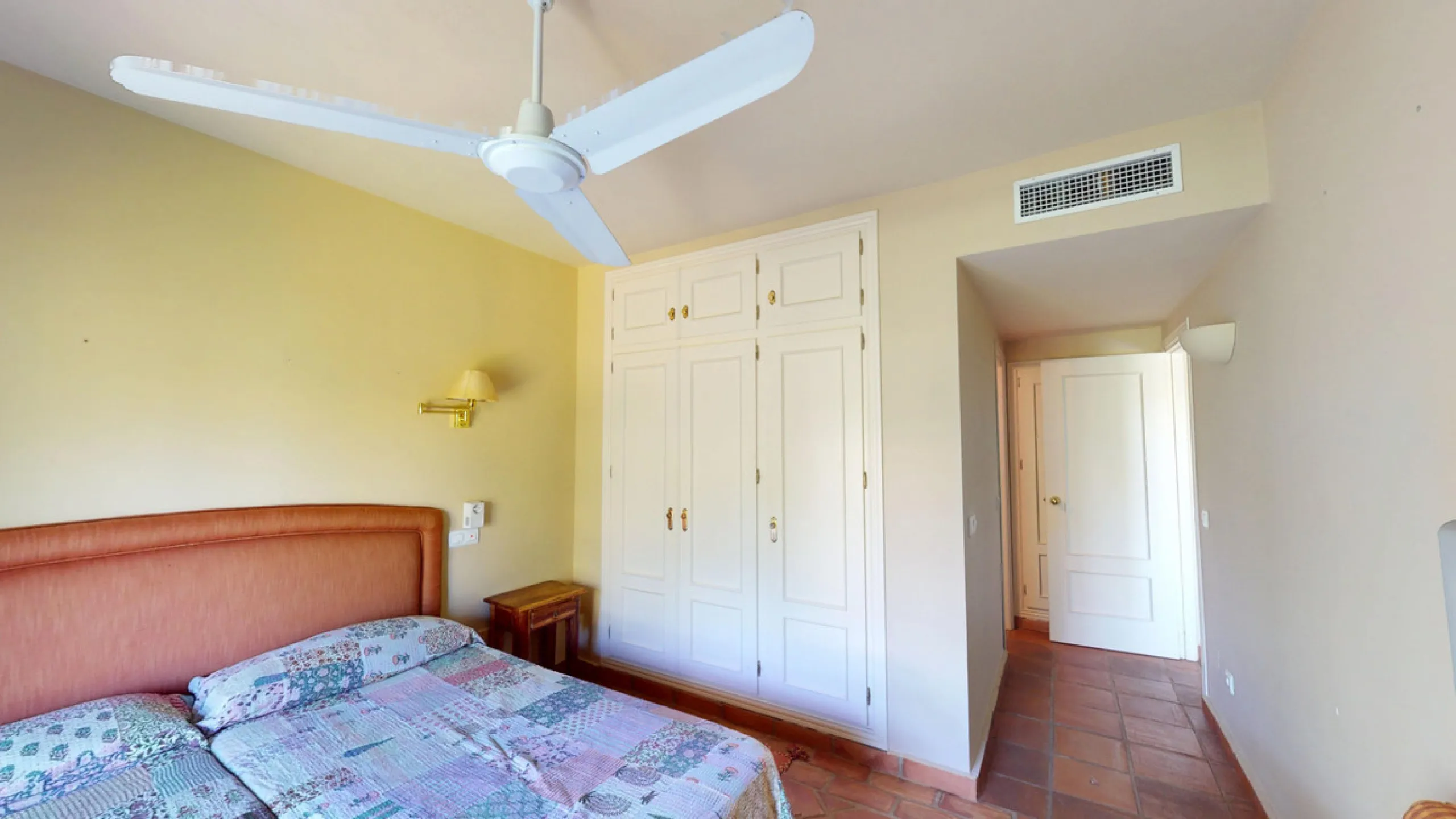 Apartment - Middle Floor Apartment в продаже в Marbella, Málaga. В доме 4 спален и 4 ванных комнат. Площадь дома 240 м²