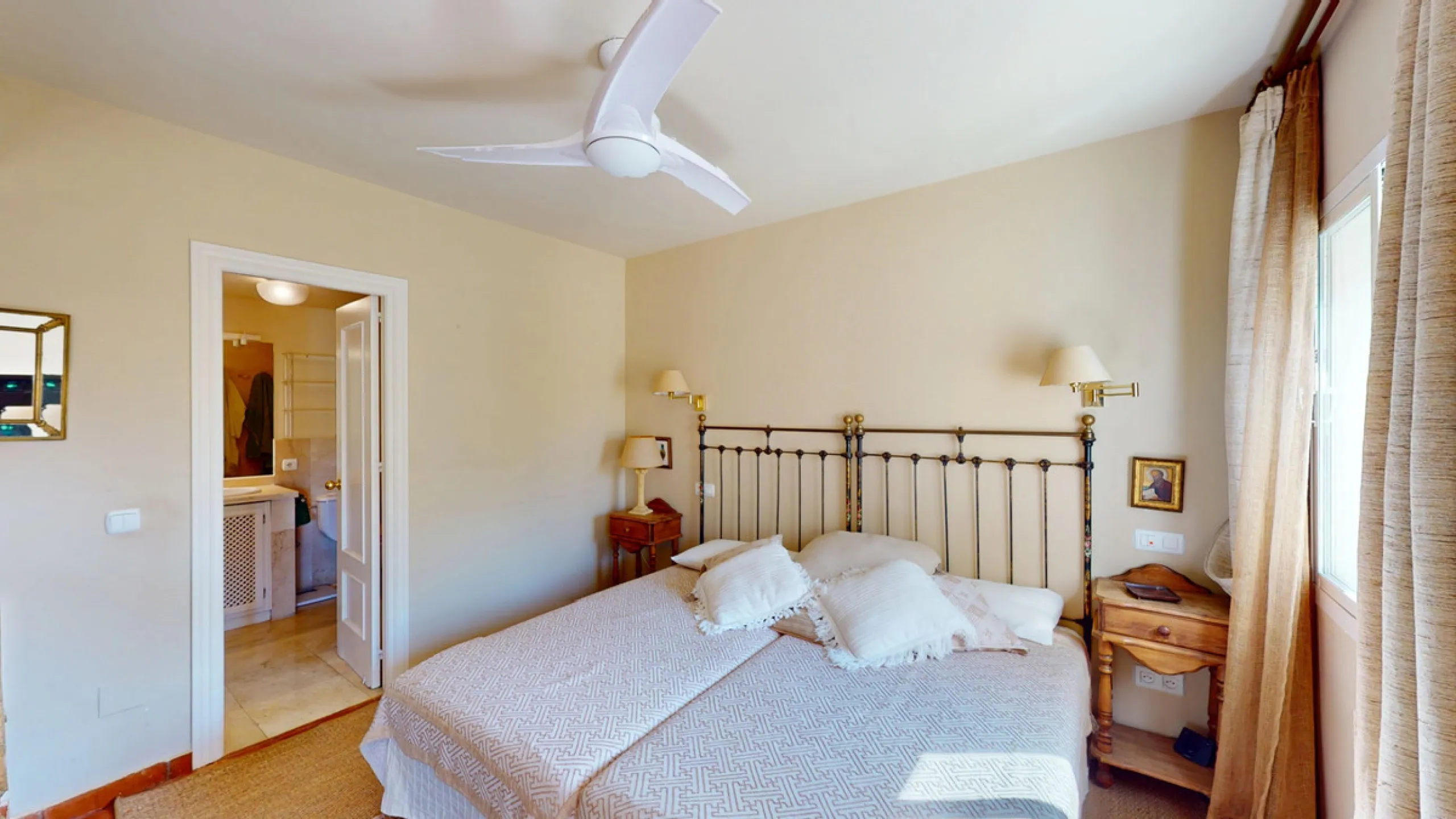 Apartment - Middle Floor Apartment в продаже в Marbella, Málaga. В доме 4 спален и 4 ванных комнат. Площадь дома 240 м²