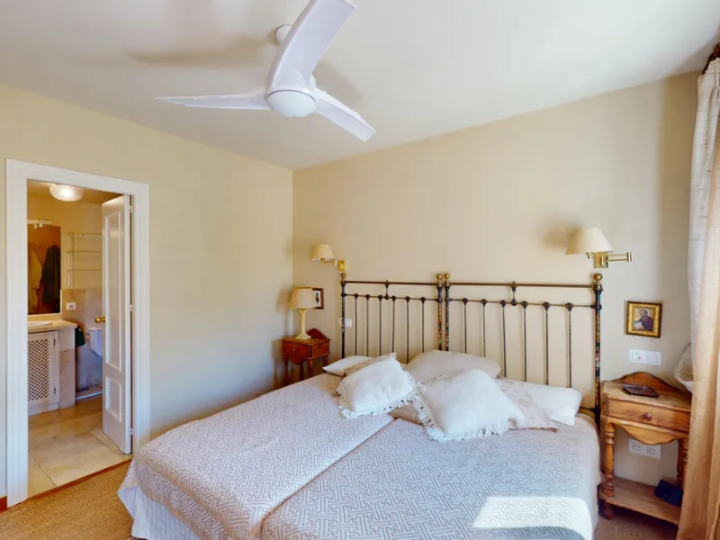 Apartment - Middle Floor Apartment в продаже в Marbella, Málaga. В доме 4 спален и 4 ванных комнат. Площадь дома 240 м²