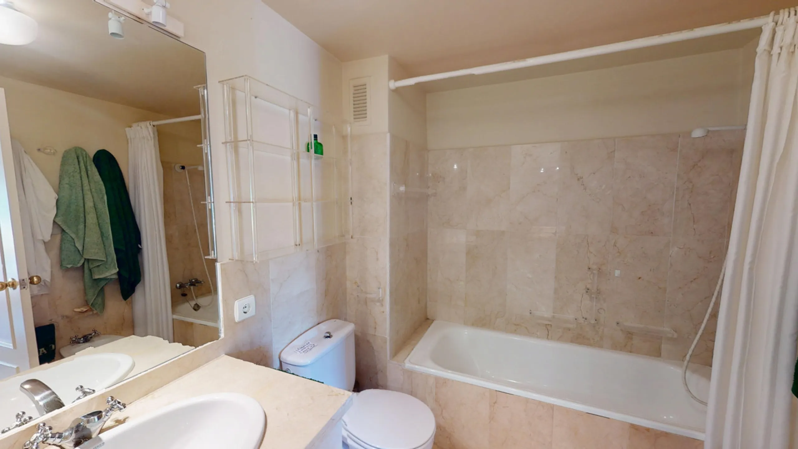 Apartment - Middle Floor Apartment в продаже в Marbella, Málaga. В доме 4 спален и 4 ванных комнат. Площадь дома 240 м²