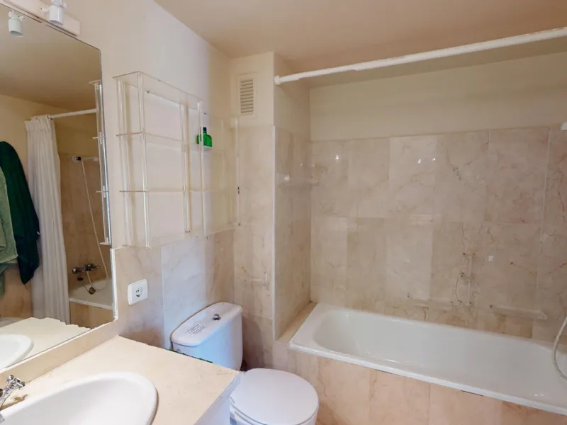 Apartment - Middle Floor Apartment в продаже в Marbella, Málaga. В доме 4 спален и 4 ванных комнат. Площадь дома 240 м²