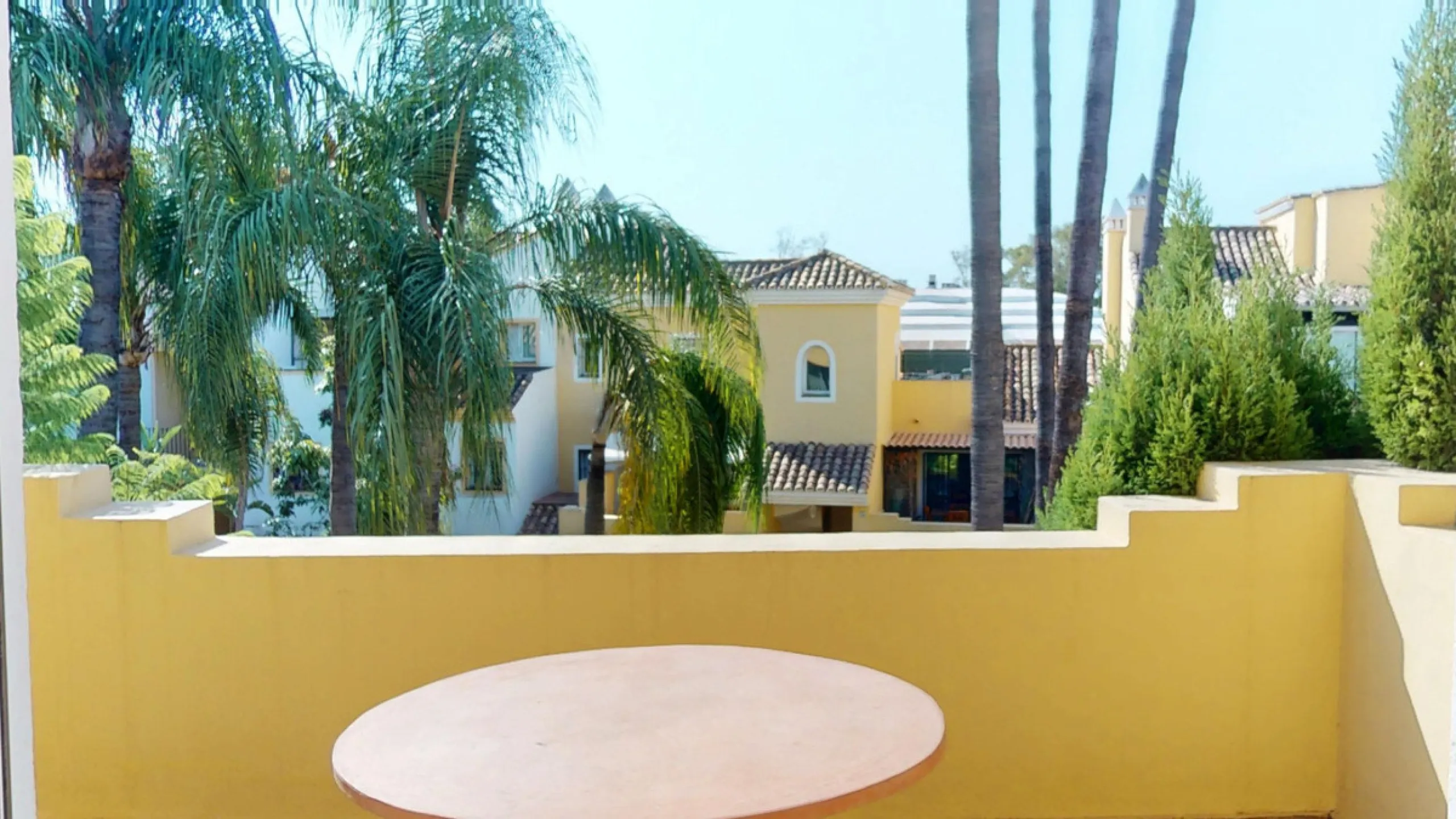 Apartment - Middle Floor Apartment в продаже в Marbella, Málaga. В доме 4 спален и 4 ванных комнат. Площадь дома 240 м²