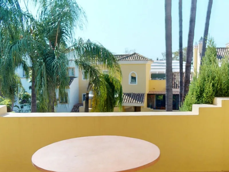 Apartment - Middle Floor Apartment в продаже в Marbella, Málaga. В доме 4 спален и 4 ванных комнат. Площадь дома 240 м²