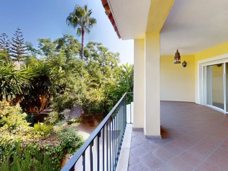 Apartment - Middle Floor Apartment в продаже в Marbella, Málaga. В доме 4 спален и 4 ванных комнат. Площадь дома 240 м²