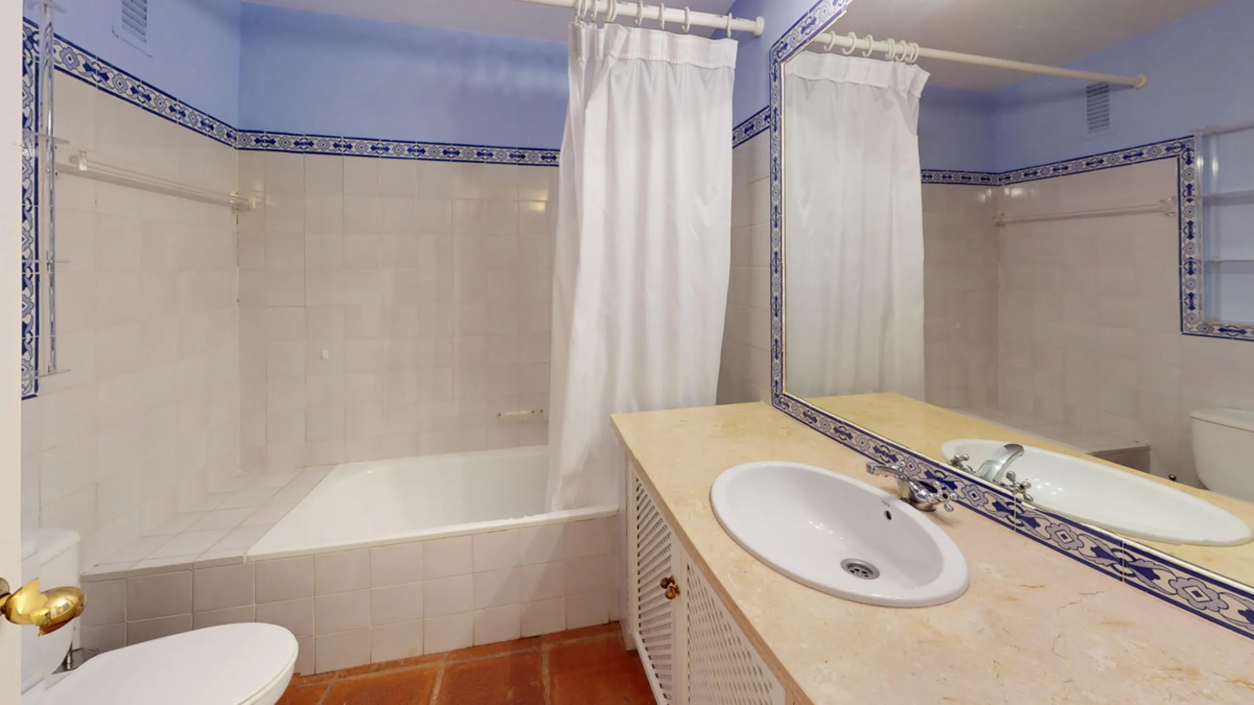 Apartment - Middle Floor Apartment в продаже в Marbella, Málaga. В доме 4 спален и 4 ванных комнат. Площадь дома 240 м²