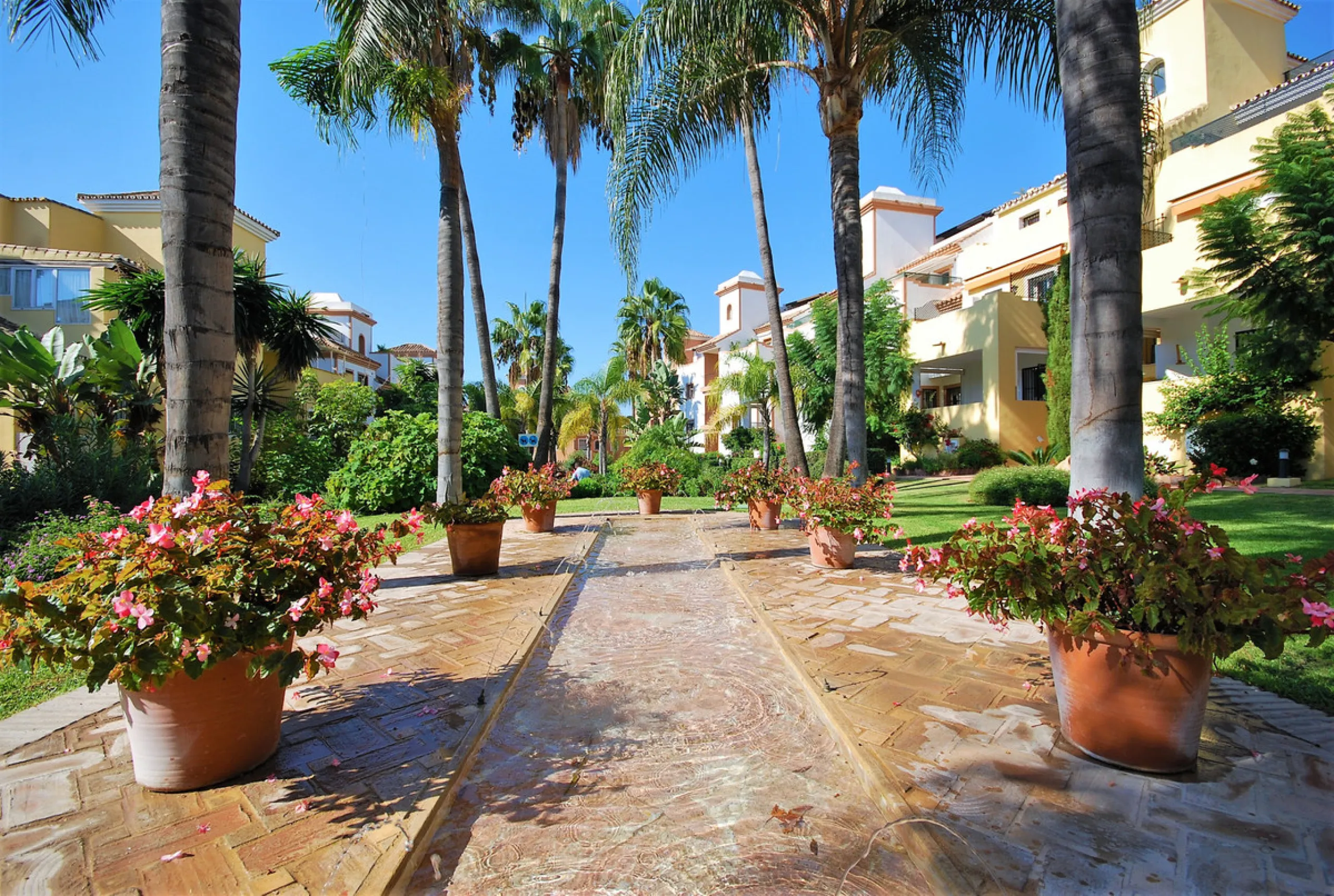Apartment - Middle Floor Apartment в продаже в Marbella, Málaga. В доме 4 спален и 4 ванных комнат. Площадь дома 240 м²