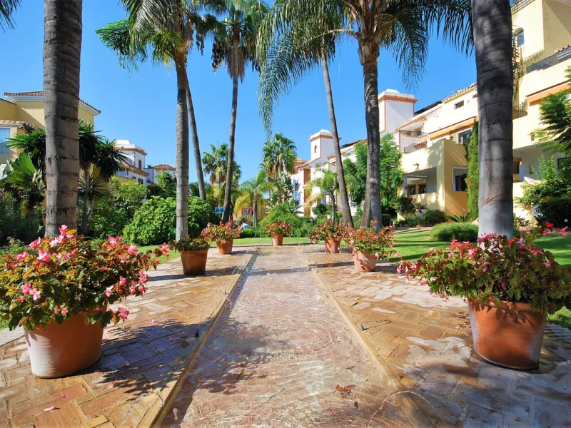 Apartment - Middle Floor Apartment в продаже в Marbella, Málaga. В доме 4 спален и 4 ванных комнат. Площадь дома 240 м²