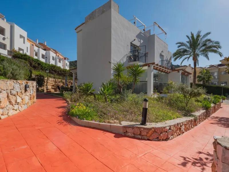 Beautiful End Townhouse with Panoramic Views in Alhaurín Golf