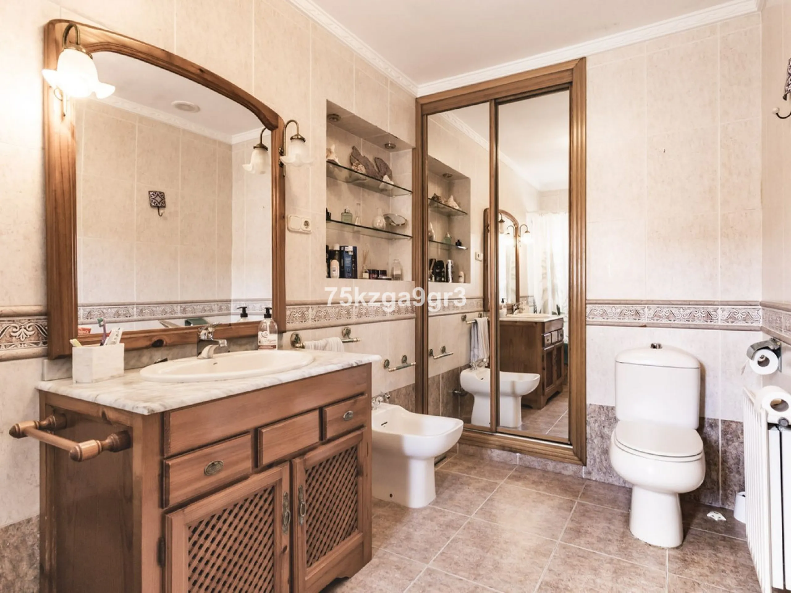 Imagine waking up every morning in a villa where space, privacy, and quality of life take center stage. Located on Calle de los Naranjos, 8, this magnificent detached villa sits on a 651 m² plot, offering the perfect balance between indoor comfort and out
