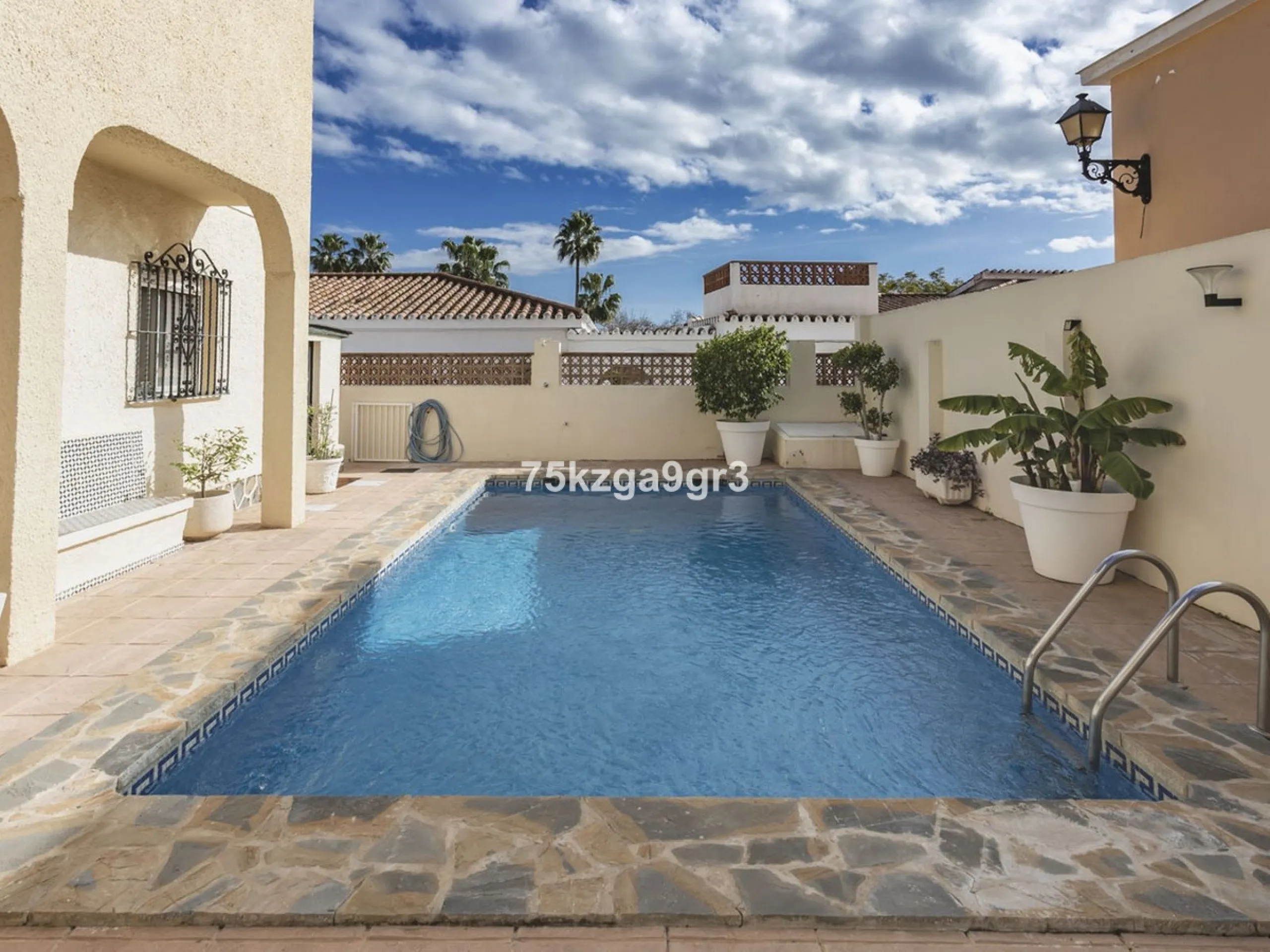 Imagine waking up every morning in a villa where space, privacy, and quality of life take center stage. Located on Calle de los Naranjos, 8, this magnificent detached villa sits on a 651 m² plot, offering the perfect balance between indoor comfort and out