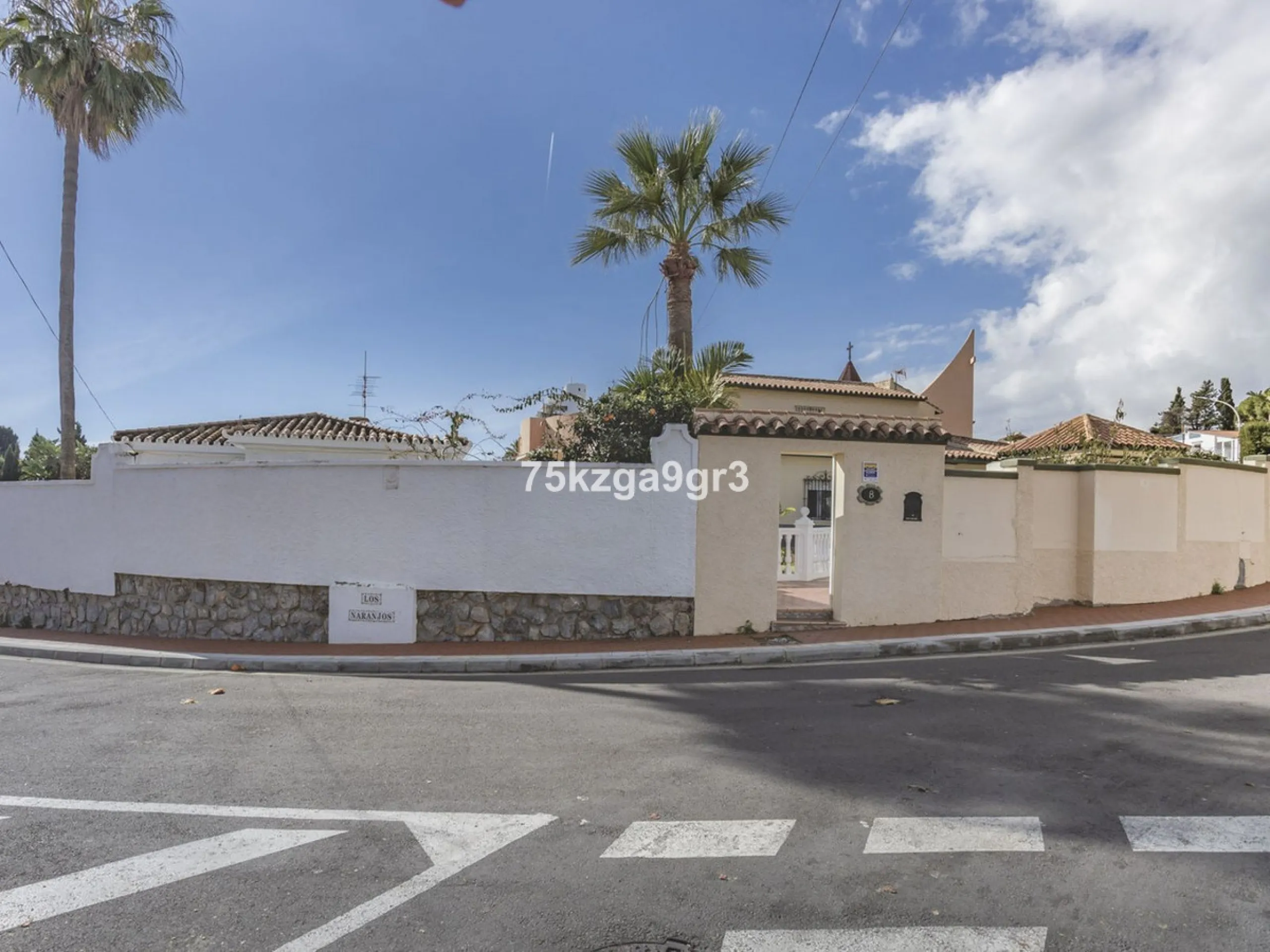 Imagine waking up every morning in a villa where space, privacy, and quality of life take center stage. Located on Calle de los Naranjos, 8, this magnificent detached villa sits on a 651 m² plot, offering the perfect balance between indoor comfort and out