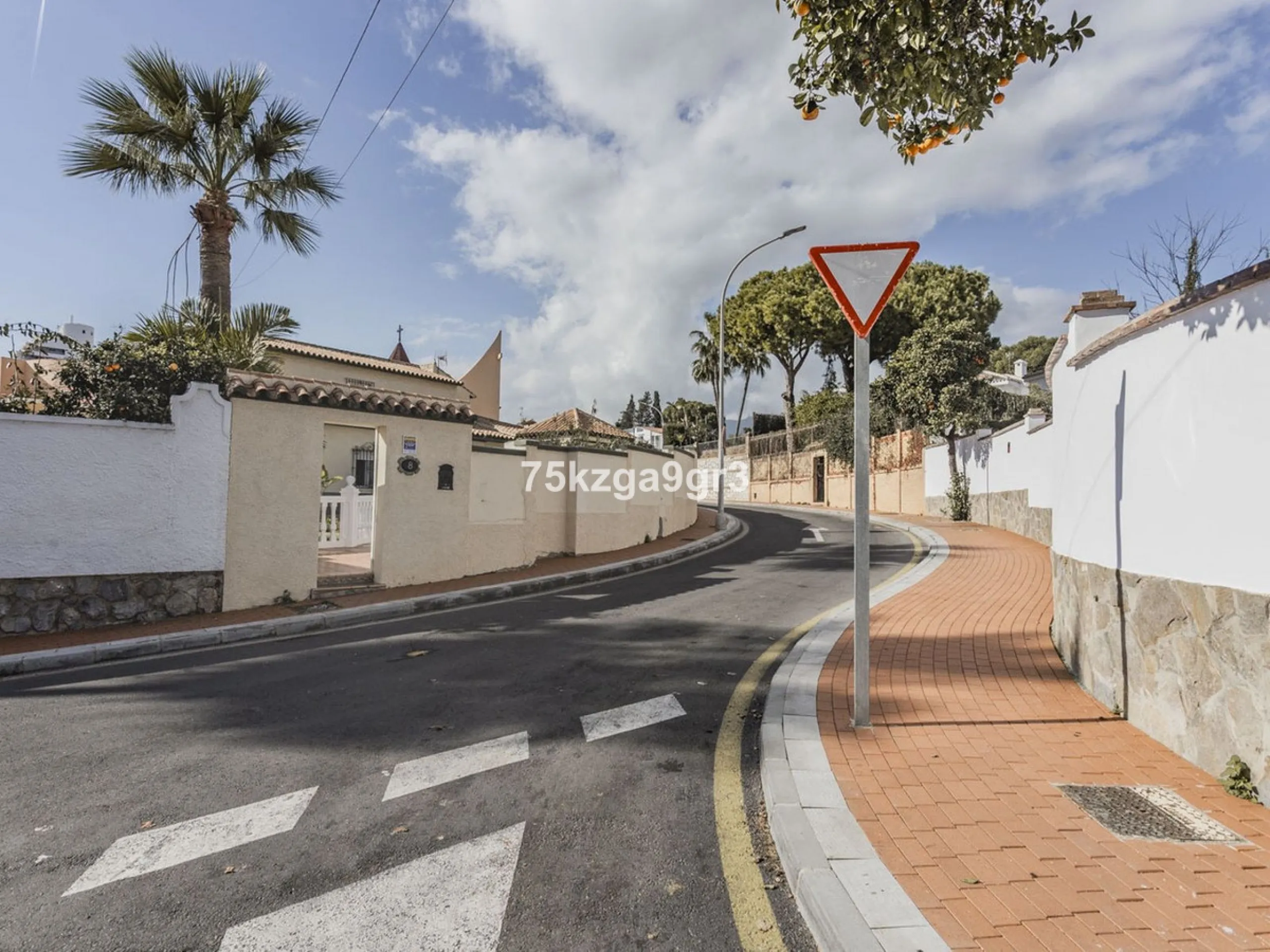 Imagine waking up every morning in a villa where space, privacy, and quality of life take center stage. Located on Calle de los Naranjos, 8, this magnificent detached villa sits on a 651 m² plot, offering the perfect balance between indoor comfort and out
