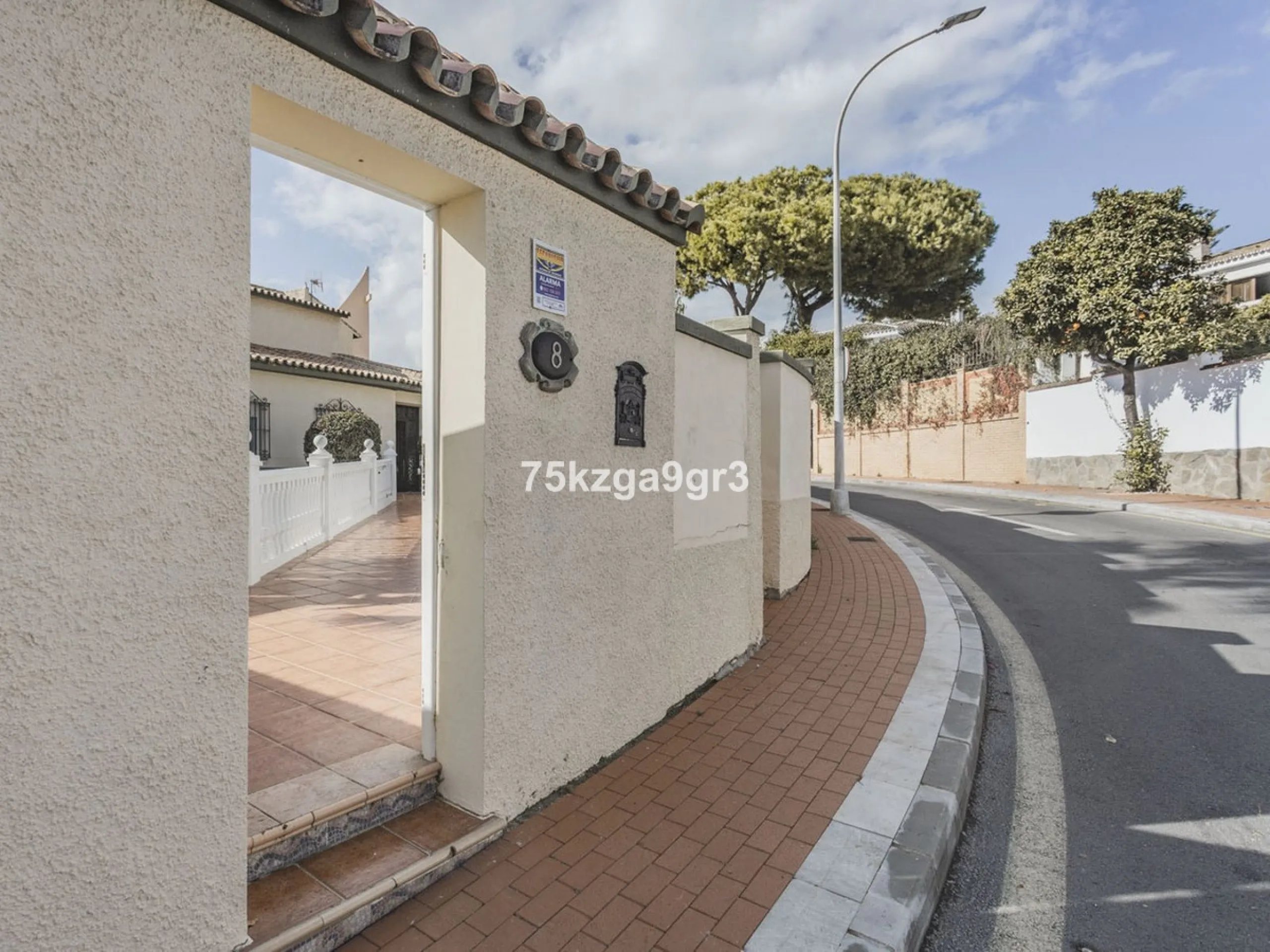 Imagine waking up every morning in a villa where space, privacy, and quality of life take center stage. Located on Calle de los Naranjos, 8, this magnificent detached villa sits on a 651 m² plot, offering the perfect balance between indoor comfort and out