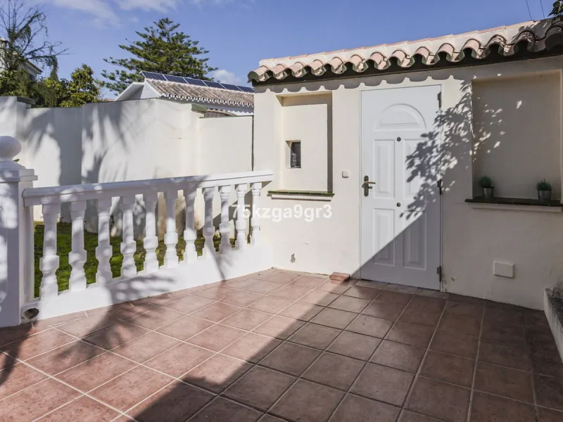 Imagine waking up every morning in a villa where space, privacy, and quality of life take center stage. Located on Calle de los Naranjos, 8, this magnificent detached villa sits on a 651 m² plot, offering the perfect balance between indoor comfort and out