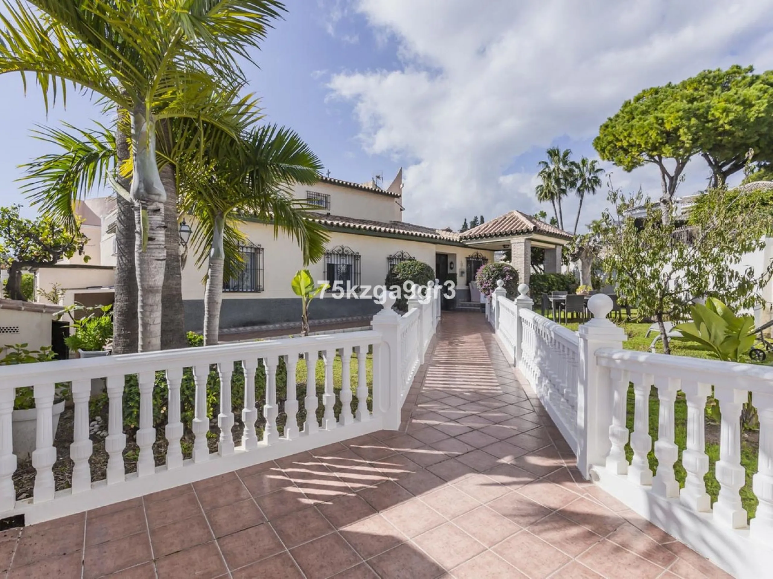 Imagine waking up every morning in a villa where space, privacy, and quality of life take center stage. Located on Calle de los Naranjos, 8, this magnificent detached villa sits on a 651 m² plot, offering the perfect balance between indoor comfort and out