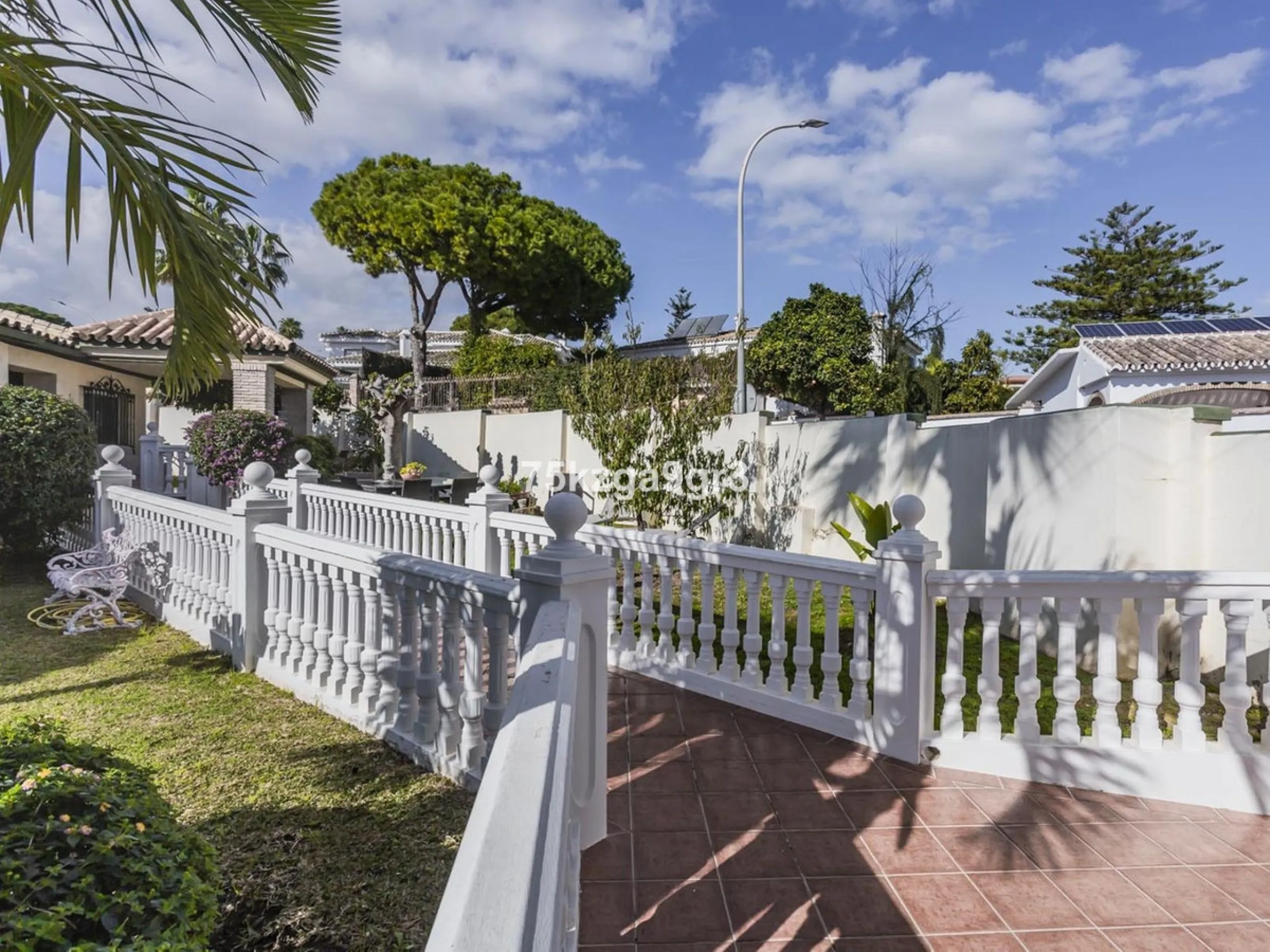 Imagine waking up every morning in a villa where space, privacy, and quality of life take center stage. Located on Calle de los Naranjos, 8, this magnificent detached villa sits on a 651 m² plot, offering the perfect balance between indoor comfort and out