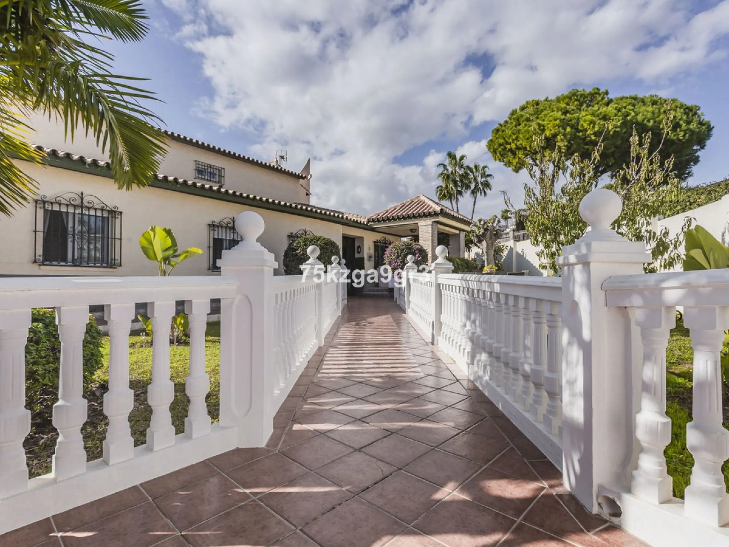 Imagine waking up every morning in a villa where space, privacy, and quality of life take center stage. Located on Calle de los Naranjos, 8, this magnificent detached villa sits on a 651 m² plot, offering the perfect balance between indoor comfort and out