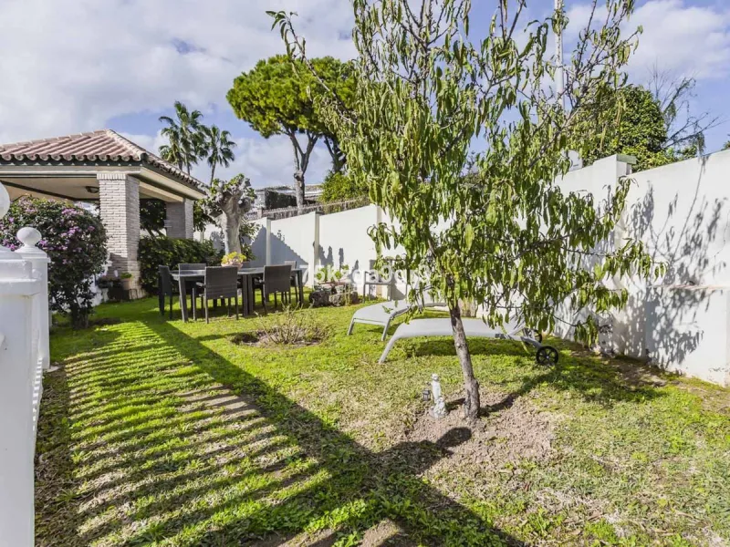 Imagine waking up every morning in a villa where space, privacy, and quality of life take center stage. Located on Calle de los Naranjos, 8, this magnificent detached villa sits on a 651 m² plot, offering the perfect balance between indoor comfort and out