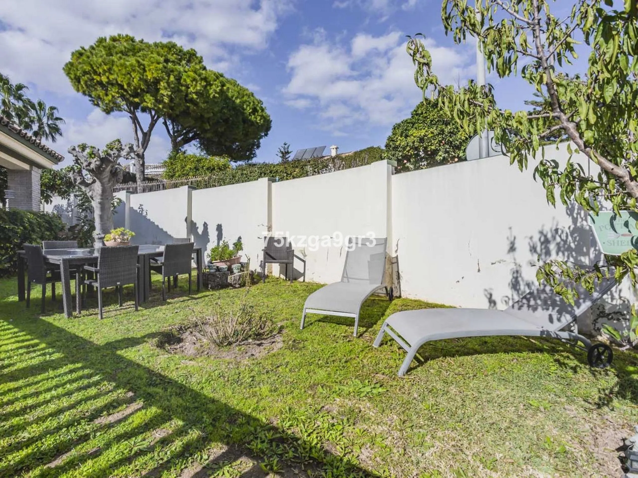 Imagine waking up every morning in a villa where space, privacy, and quality of life take center stage. Located on Calle de los Naranjos, 8, this magnificent detached villa sits on a 651 m² plot, offering the perfect balance between indoor comfort and out