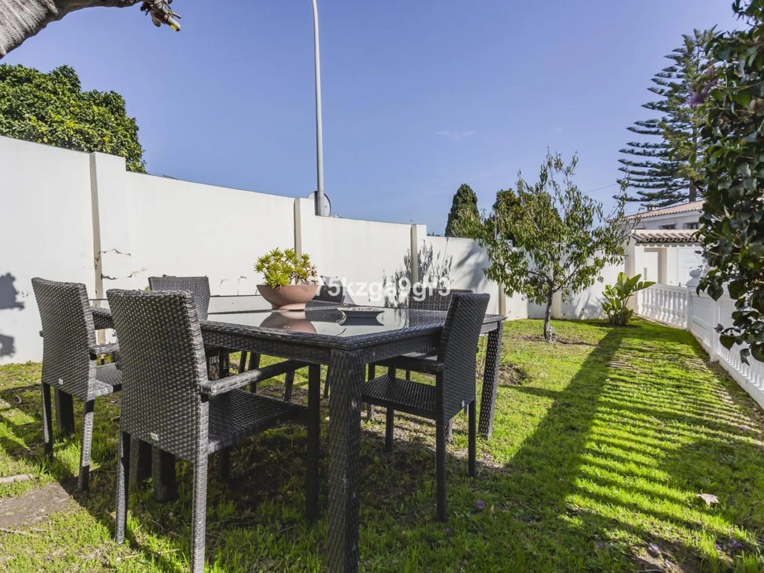 Imagine waking up every morning in a villa where space, privacy, and quality of life take center stage. Located on Calle de los Naranjos, 8, this magnificent detached villa sits on a 651 m² plot, offering the perfect balance between indoor comfort and out