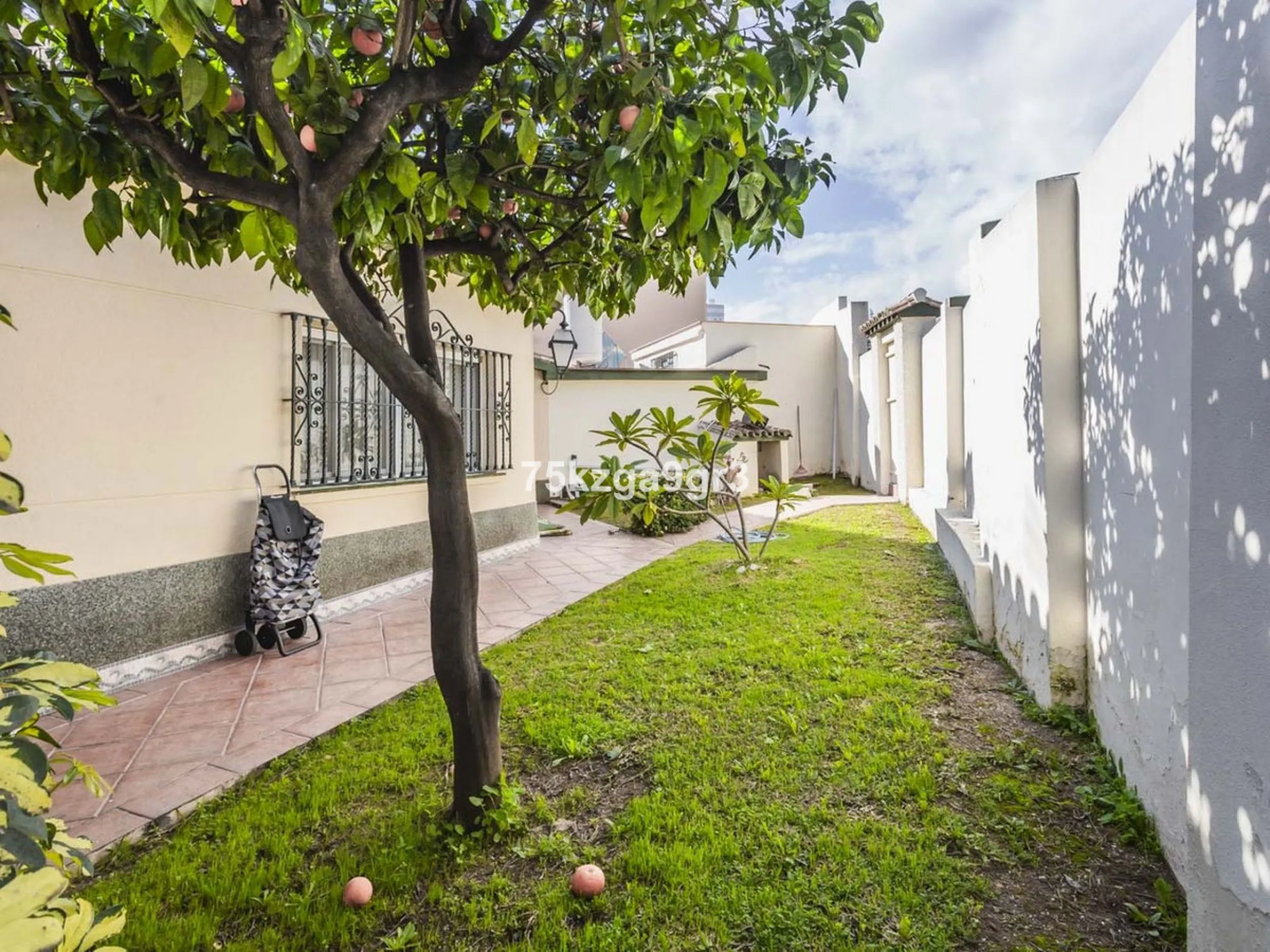 Imagine waking up every morning in a villa where space, privacy, and quality of life take center stage. Located on Calle de los Naranjos, 8, this magnificent detached villa sits on a 651 m² plot, offering the perfect balance between indoor comfort and out