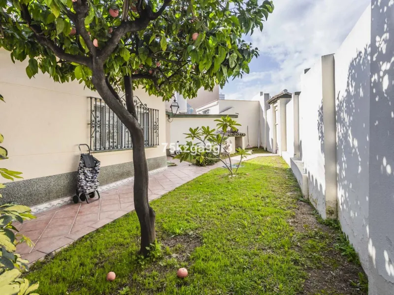 Imagine waking up every morning in a villa where space, privacy, and quality of life take center stage. Located on Calle de los Naranjos, 8, this magnificent detached villa sits on a 651 m² plot, offering the perfect balance between indoor comfort and out