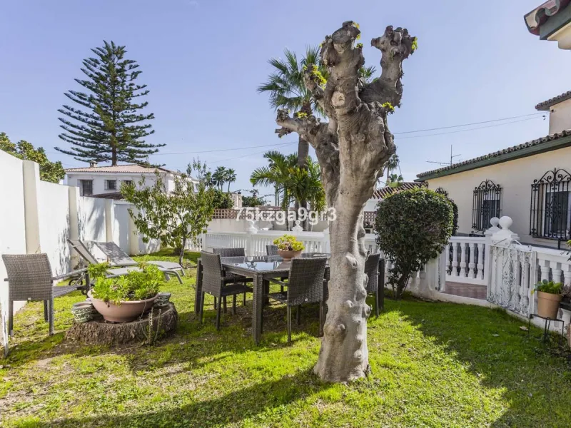 Imagine waking up every morning in a villa where space, privacy, and quality of life take center stage. Located on Calle de los Naranjos, 8, this magnificent detached villa sits on a 651 m² plot, offering the perfect balance between indoor comfort and out