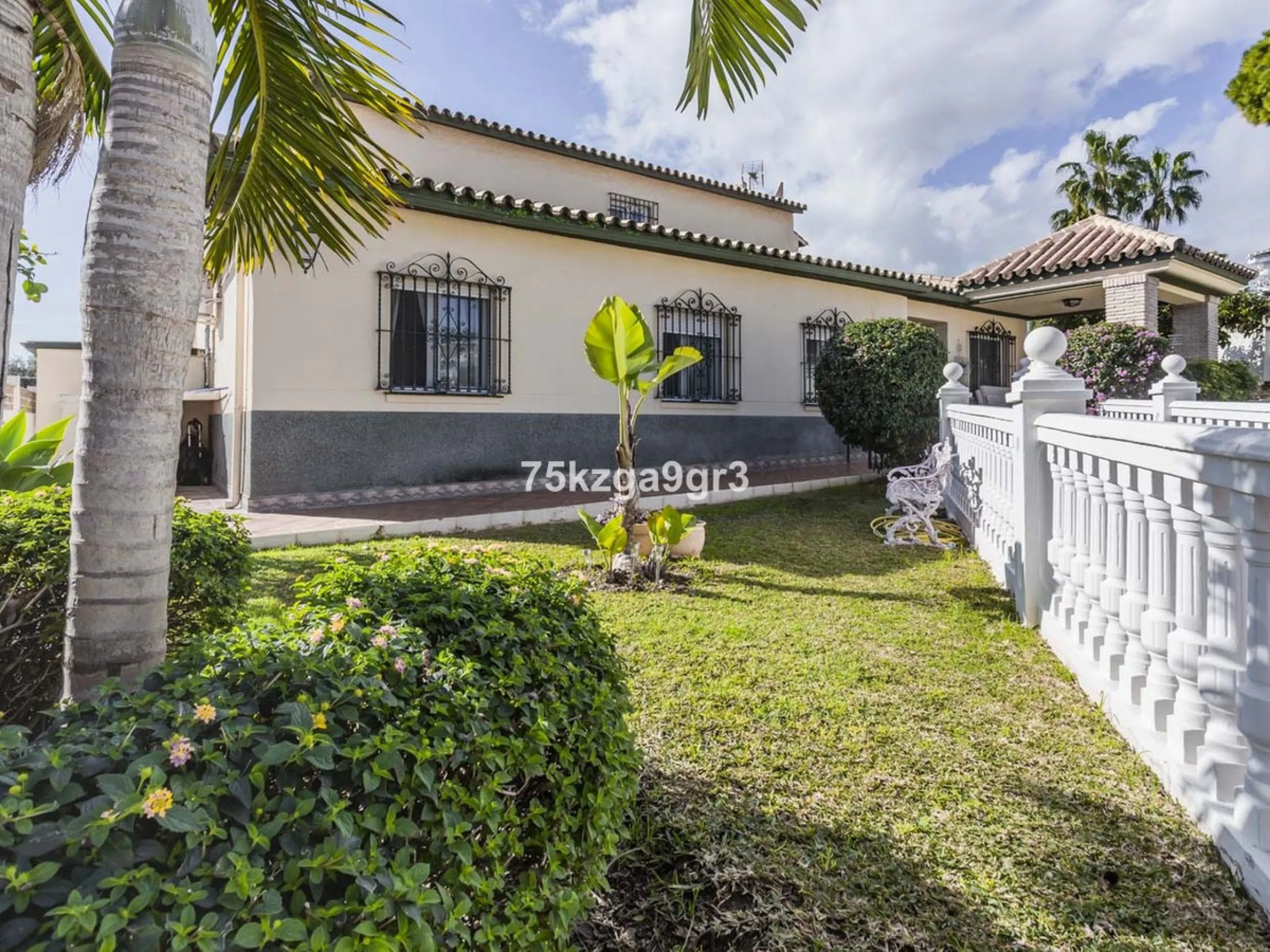 Imagine waking up every morning in a villa where space, privacy, and quality of life take center stage. Located on Calle de los Naranjos, 8, this magnificent detached villa sits on a 651 m² plot, offering the perfect balance between indoor comfort and out