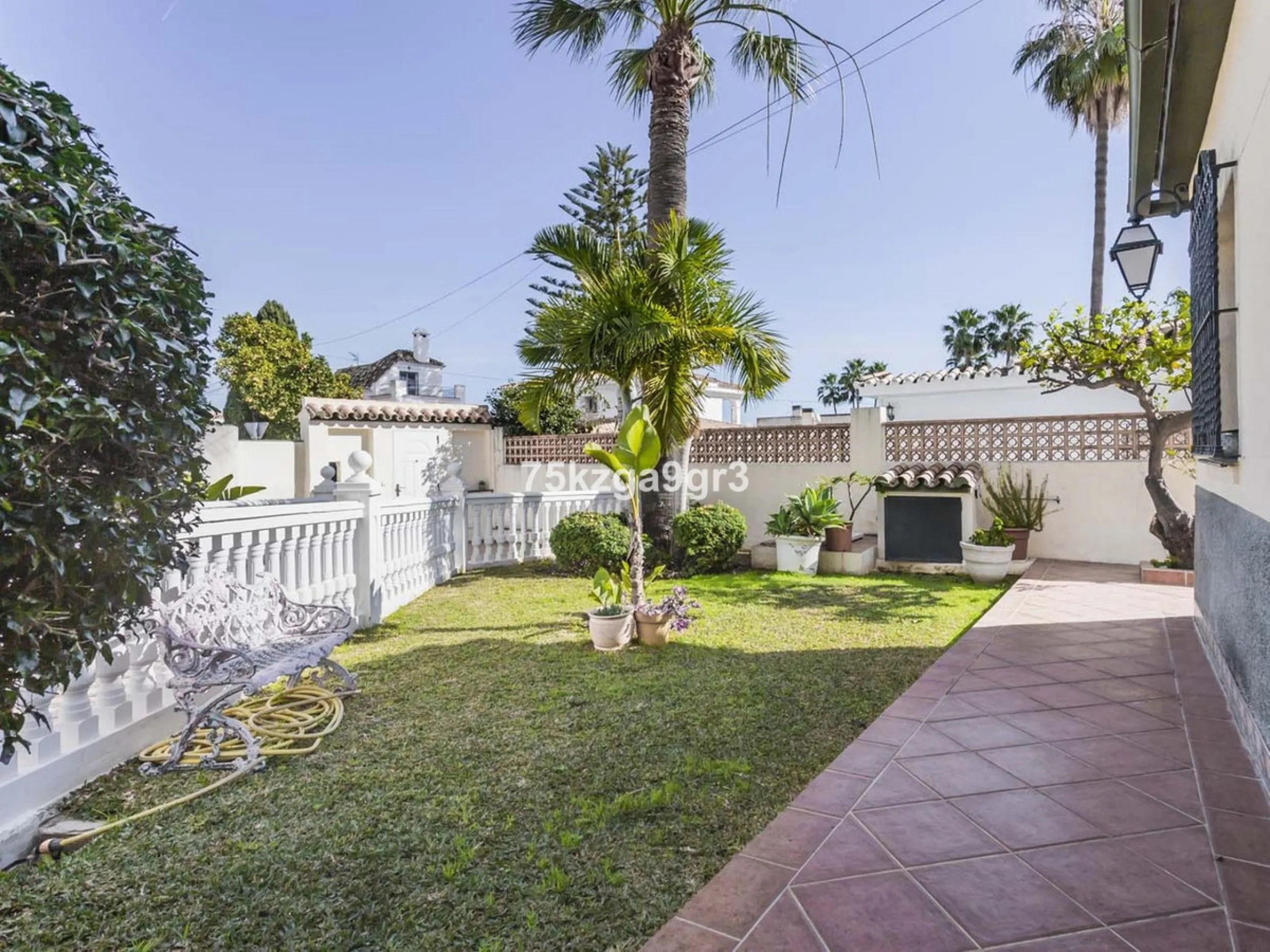 Imagine waking up every morning in a villa where space, privacy, and quality of life take center stage. Located on Calle de los Naranjos, 8, this magnificent detached villa sits on a 651 m² plot, offering the perfect balance between indoor comfort and out