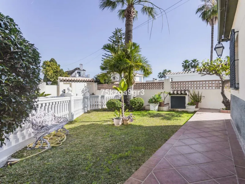 Imagine waking up every morning in a villa where space, privacy, and quality of life take center stage. Located on Calle de los Naranjos, 8, this magnificent detached villa sits on a 651 m² plot, offering the perfect balance between indoor comfort and out