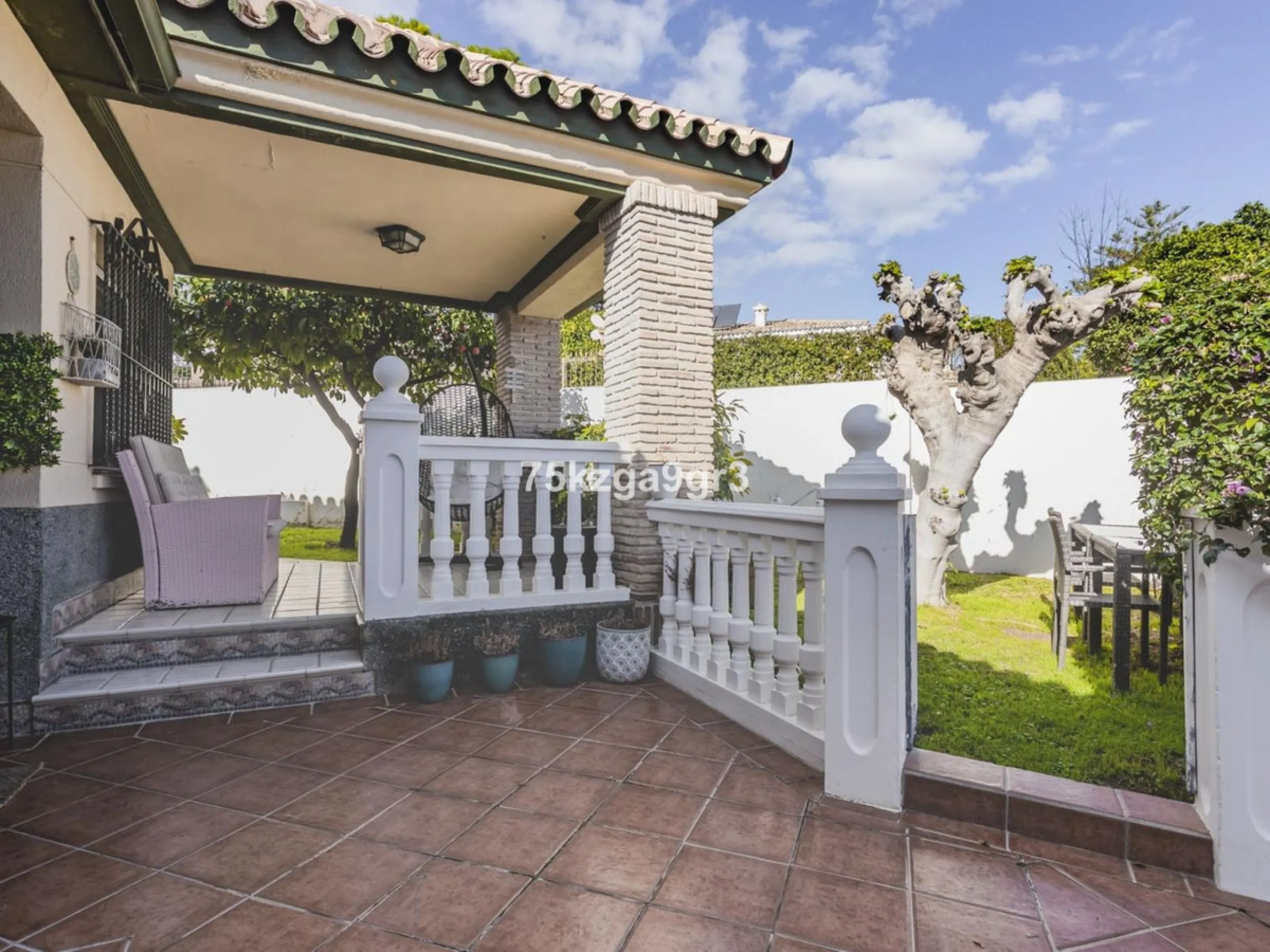 Imagine waking up every morning in a villa where space, privacy, and quality of life take center stage. Located on Calle de los Naranjos, 8, this magnificent detached villa sits on a 651 m² plot, offering the perfect balance between indoor comfort and out