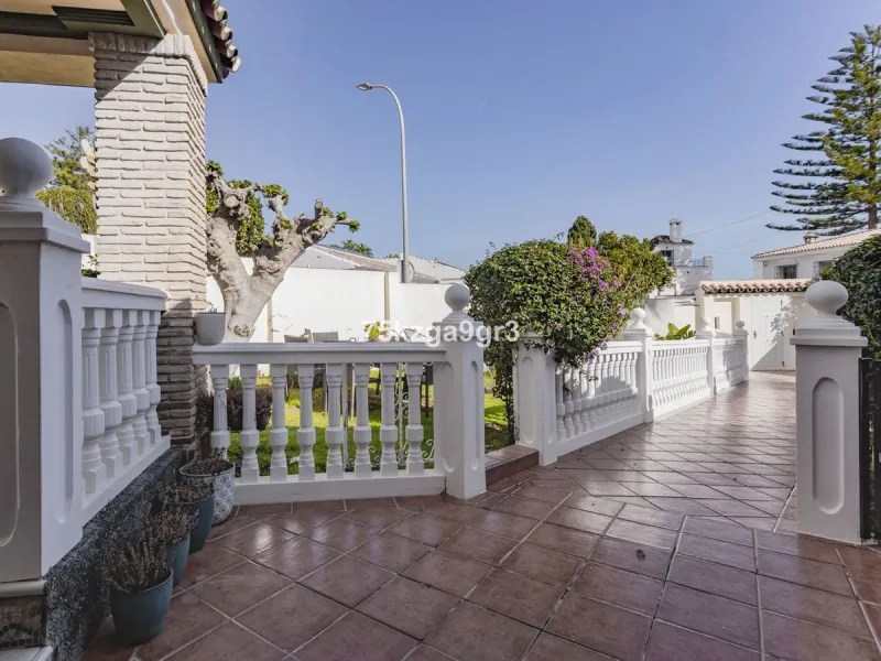 Imagine waking up every morning in a villa where space, privacy, and quality of life take center stage. Located on Calle de los Naranjos, 8, this magnificent detached villa sits on a 651 m² plot, offering the perfect balance between indoor comfort and out